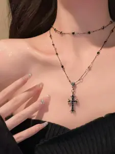 「Millennial Punk Cross Pendant Necklace for Women, Dark Gothic Style Choker, Retro Unique Sweet Cool Collar Chain, Versatile Wearable Jewelry」