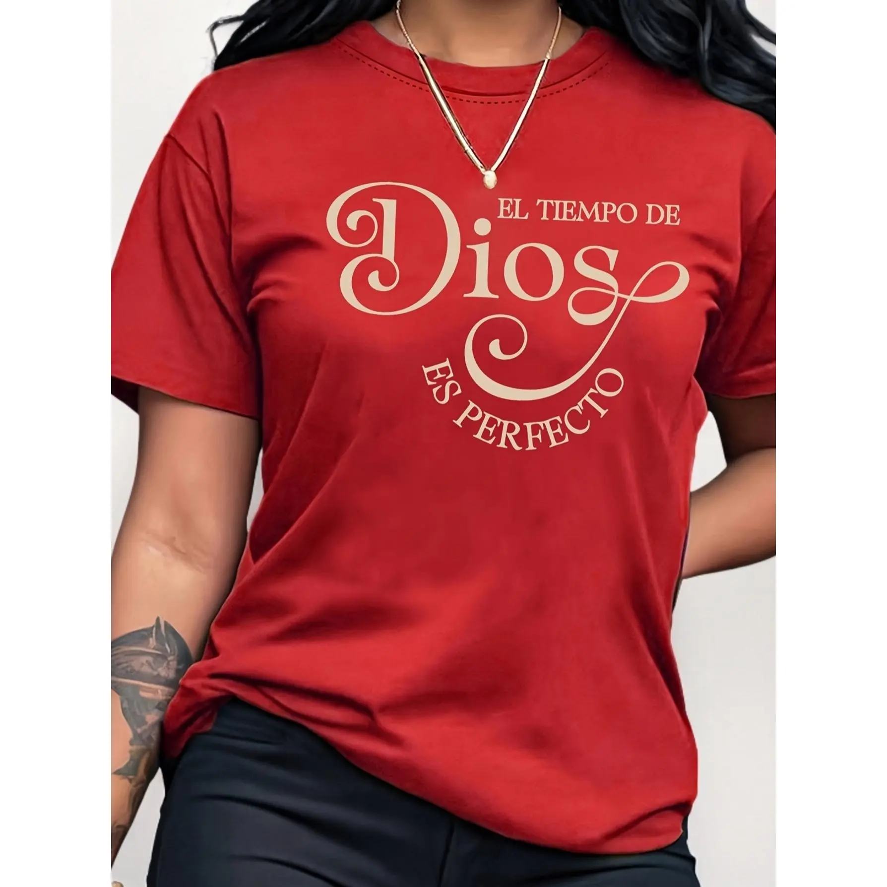 Women's Red Casual T-Shirt - "El Tiempo de Dios Es Perfecto" Graphic Print, Short Sleeve Crew Neck, Lightweight & Machine Washable, Casual Attire | Spanish Inspirational Design, 180g Soft Fabric, Spring/Summer Top