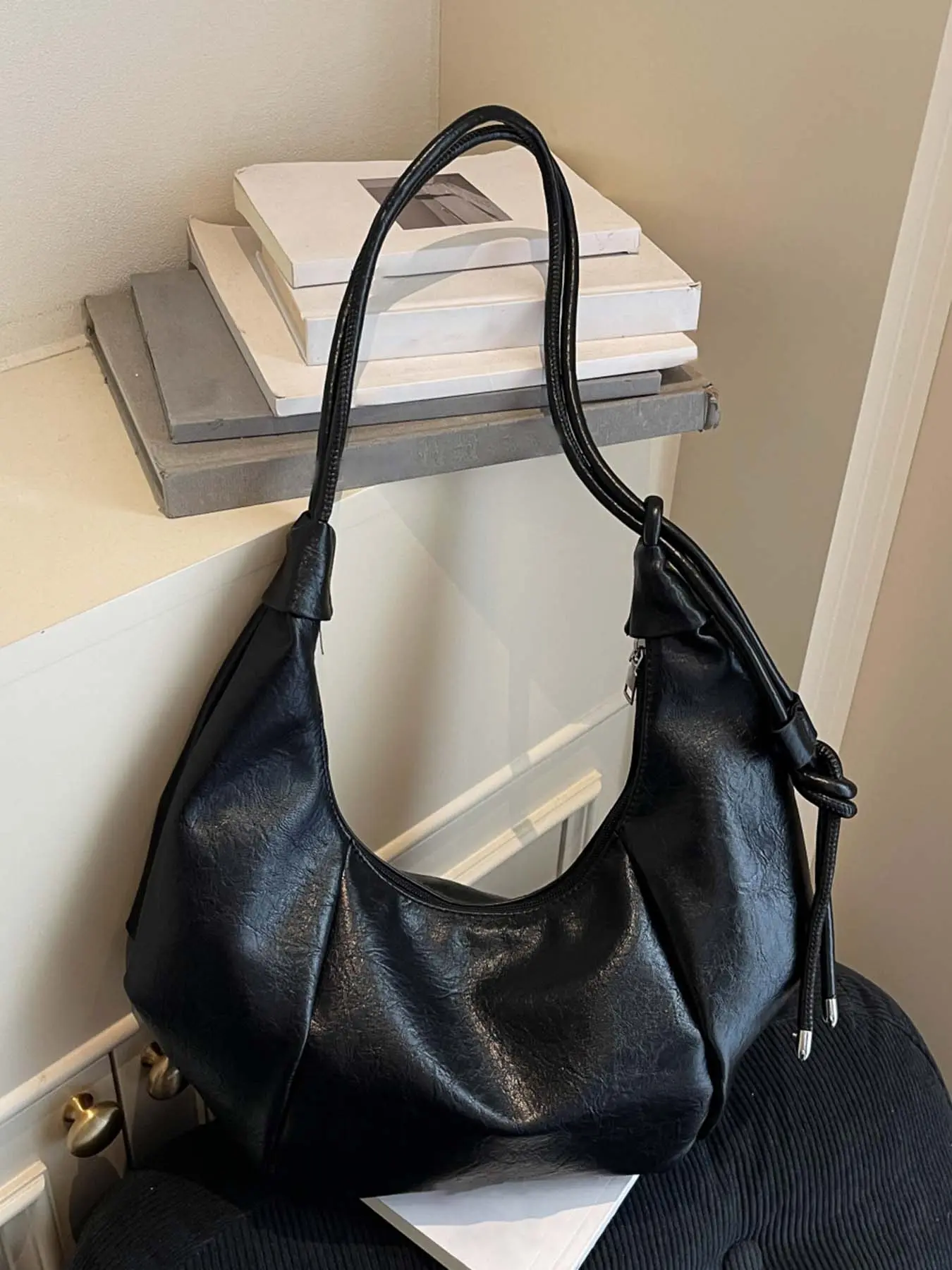 Niche fashion simple design one-shoulder handbag, long shoulder strap pleated dumpling bag shape casual versatile workplace commuting one-shoulder crossbody bag, versatile texture suitable for daily travel, shopping, etc.