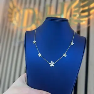 Elegant Flower Necklace with Delicate Chain and Sparkling Stones for Women's Fashion
