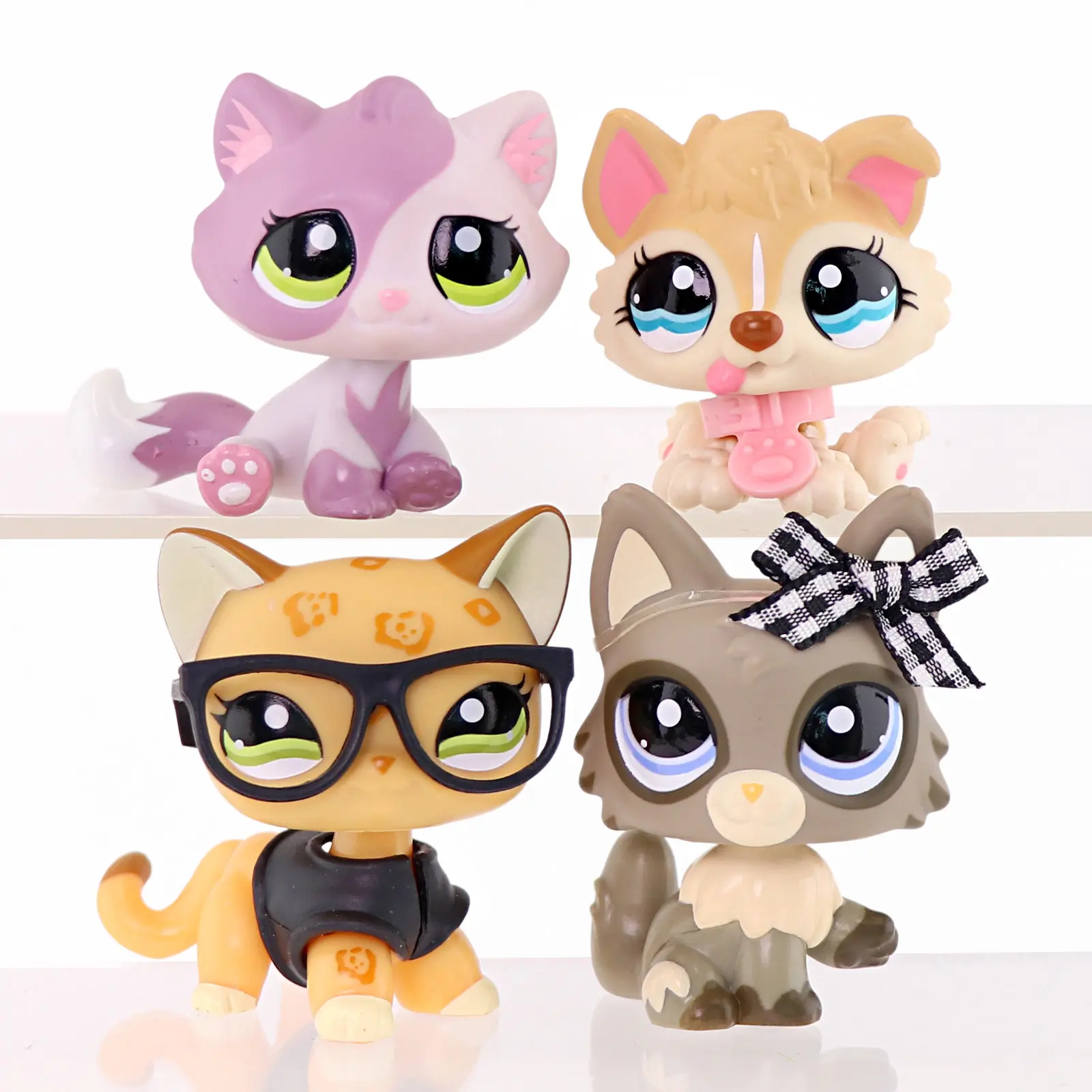 4 Pcs Collectible Mini Pet Figurines, Cat & Dog Animal Toy Set with Fashion Accessories, Cute Mini Figures for Kids Play & Diorama Decor