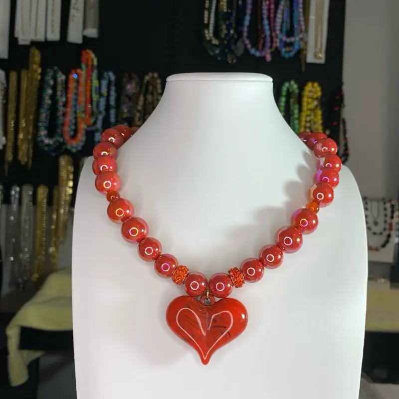 Precioso collar color cherry con dije de corazon
