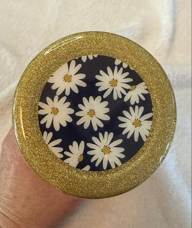 15 oz Daisy Epoxy Tumbler with White Daisy Pattern and Gold Glitter comes with straw