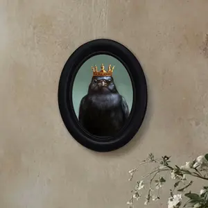Gothic Crow Crown Oval Decorative Wall Art, Dark Fairy Tale Style, Fun Mystery Home Decoration, Unique Home Accent Piece