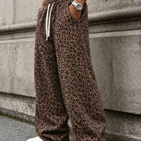 Unisex leopard-print casual trousers with side pockets, lightweight and breathable soft fabric, loose comfortable casual sweatpants, ideal for daily wear and all-year running