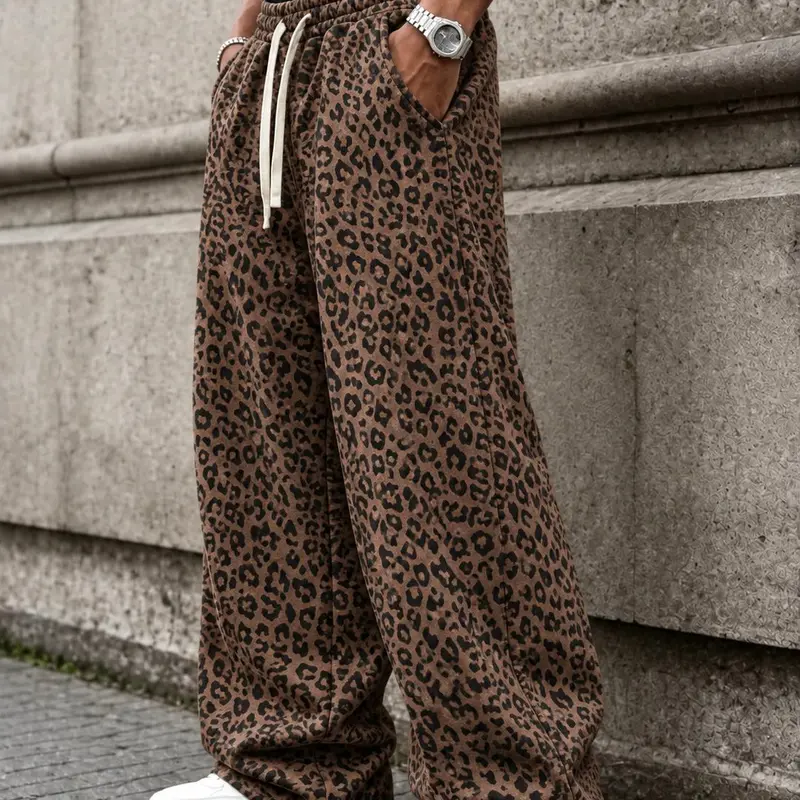 Unisex leopard-print casual trousers with side pockets, lightweight and breathable soft fabric, loose comfortable casual sweatpants, ideal for daily wear and all-year running