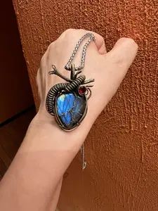 The World's First Handmade Heartbeat Necklace Exquisite Heart-shaped Labradorite Pendant Unique Women's Jewelry Family Holiday Daily Gift Natural Labradorite Pendant with Customizable Chain