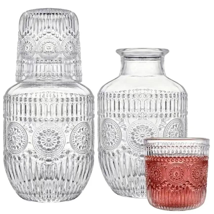 Large Capacity Vintage Embossed Decorative Glass Bedside Carafe & Tumbler Set - Hotel-Grade Thickened Shatterproof Clear Glass Water Pitcher with Dustproof Inverted Cup, Stylish Drinkware, for Bedroom Nightstand, Living Room Hosting, Guest Room Essentials