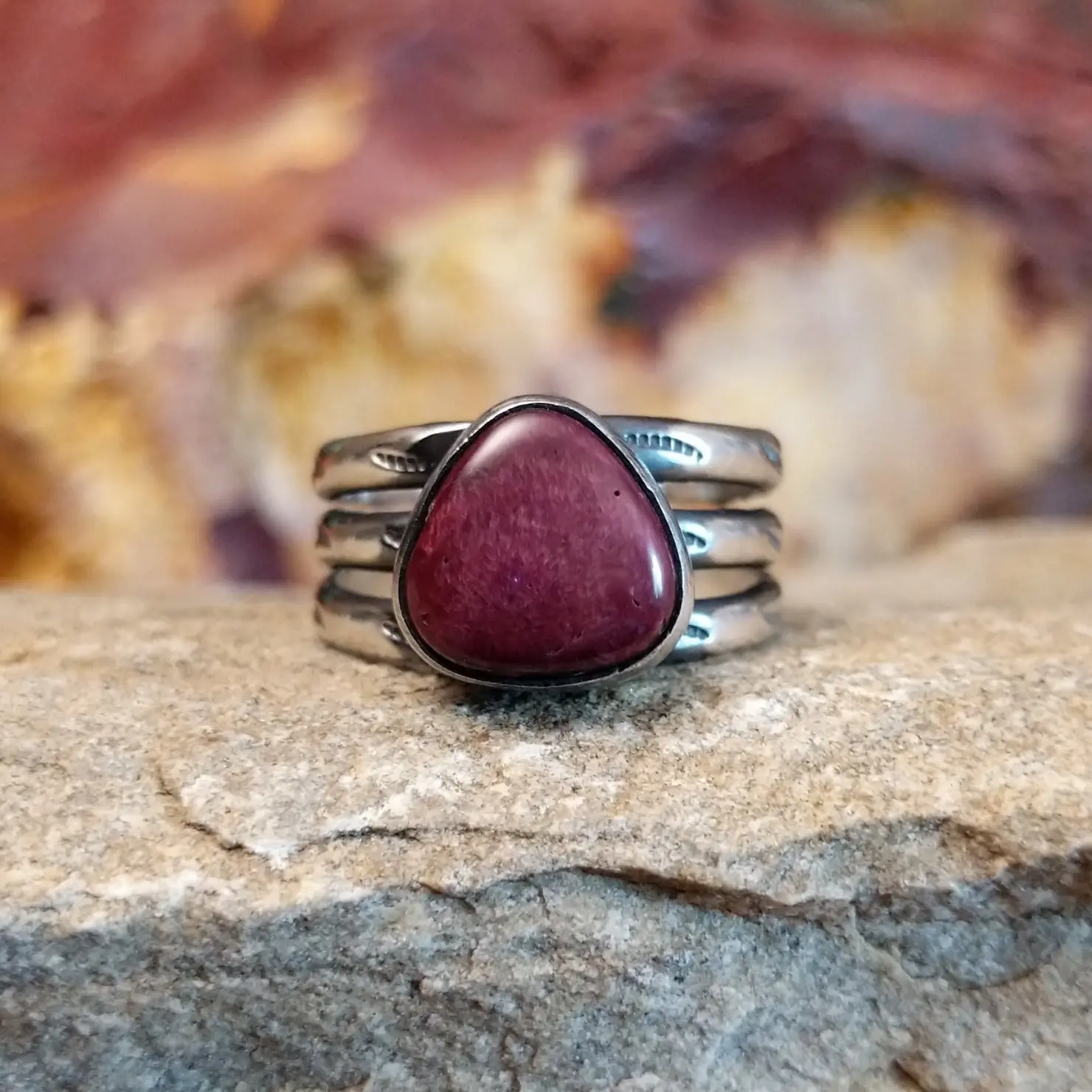 Navajo Made Triangular Purple Spiny Oyster Shell Ring GJ-RNG-0187 Size 6.5