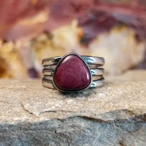 Navajo Made Triangular Purple Spiny Oyster Shell Ring GJ-RNG-0187 Size 6.5