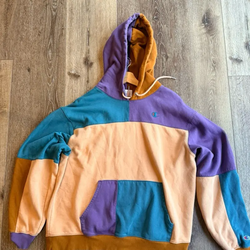 Sudadera champions de segunda mano This Champion hoodie features a vibrant color-block design in shades of purple, blue, and orange. Xxl