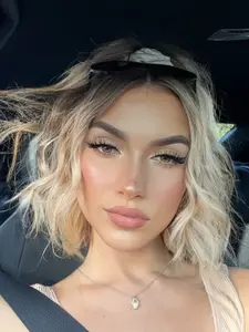 Women's Platinum Blonde Short Bob Wave Lace Front Wig, Soft Wavy Synthetic Hair, Pre-Plucked Hairline, Heat Resistant, 16 Inch Ombre Blonde Bob Wig