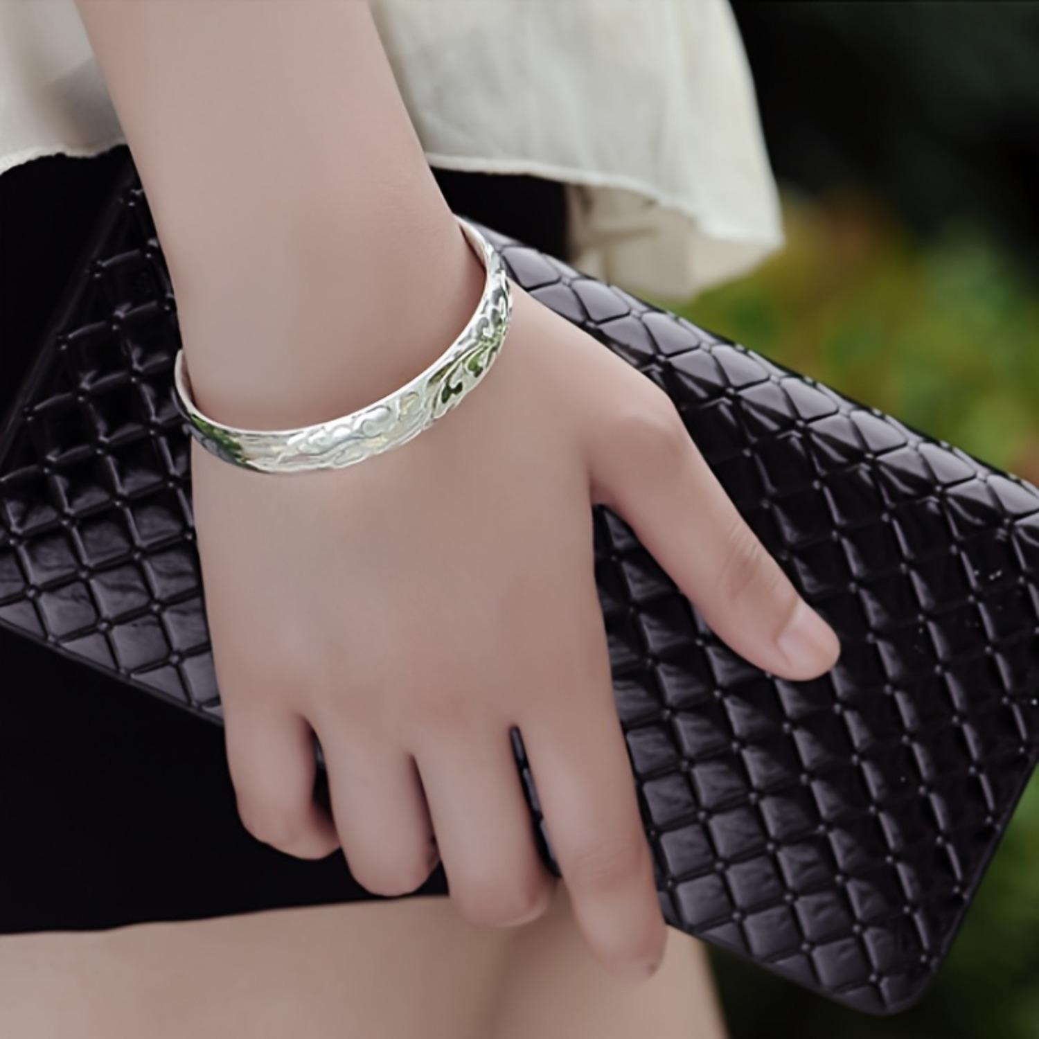 Creative And Stylish Open S925 Silver Bracelet for Women, a Floral-Themed Accessory Perfect As a Gift for Family.