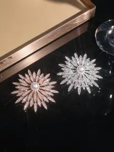 Luxurious Daisy Flower Brooch Pin, Shiny Party Accessory, Elegant Jewelry for Special Occasions, Stylish Floral Design