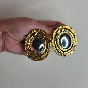 MISORE – Maxi aretes dorados con centro espejo / Gold statement earrings with mirror finish