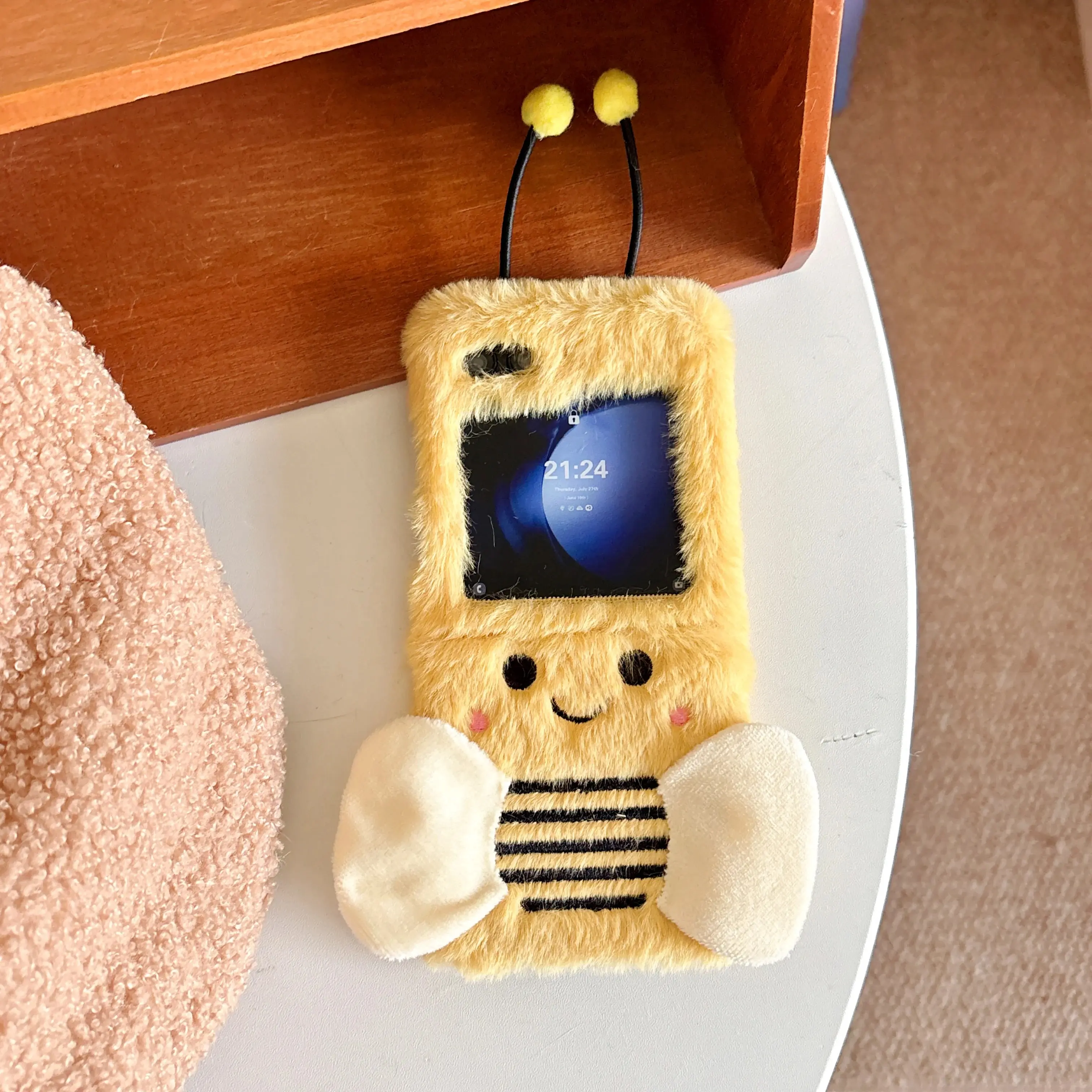 Plush Bee Cute Accessories Flip Cover for Moto Razr Series, Cute Embroidered Cartoon Design, Compatible with Razr50, Razr40 Ultra, 60 Pro Plus 2024 2025 Mobile Phones