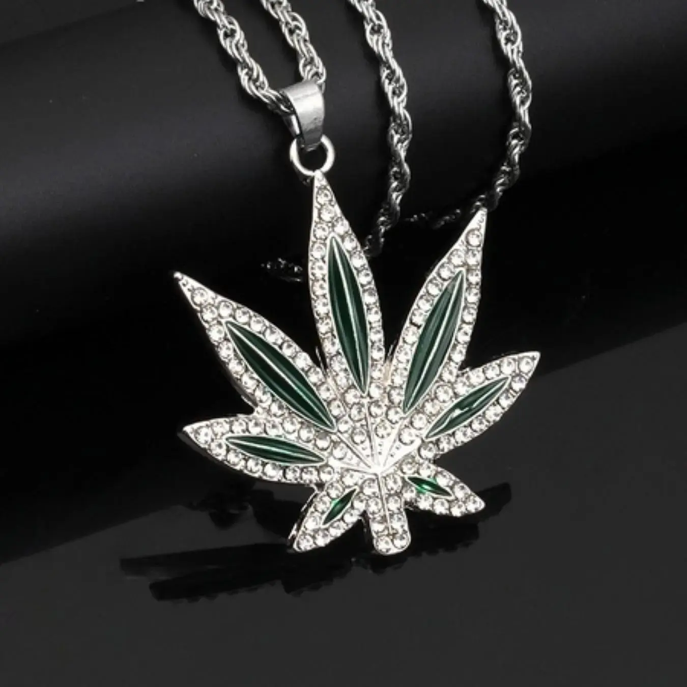 Trendy Hip Hop Rock Rhinestone Maple Leaf Pendant Necklace, Fashion Unisex Jewelry, Stylish Fashionable Accessory for Men and Women, Jewelry Gifts