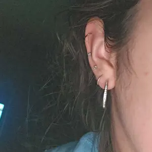 Product Review of Cate & Chloe Bianca 18k White Gold Plated 25mm Hoop Earrings for Women – 34 Simulated Diamond Crystal Hoops – Hypoallergenic, Lead & Nickel Free Lightweight Earrings with Secure Latch Back – Premium Gift Box Included, American Owned Brand from D**