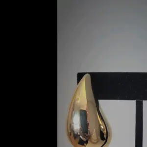 Elegant. Golden, Drop earing. Aretes gotas,  Female