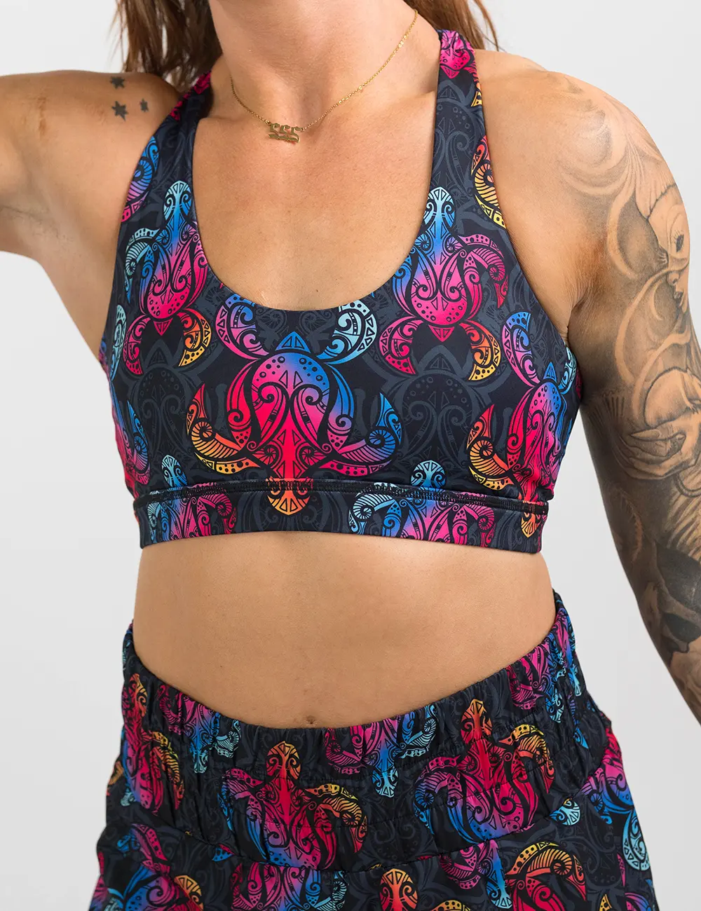 Women's Rainbow Turtle Print Gym Bra with Strappy Butterfly Back, Fitted Bra Top with Medium Impact Support for Running & Upper Body Workout