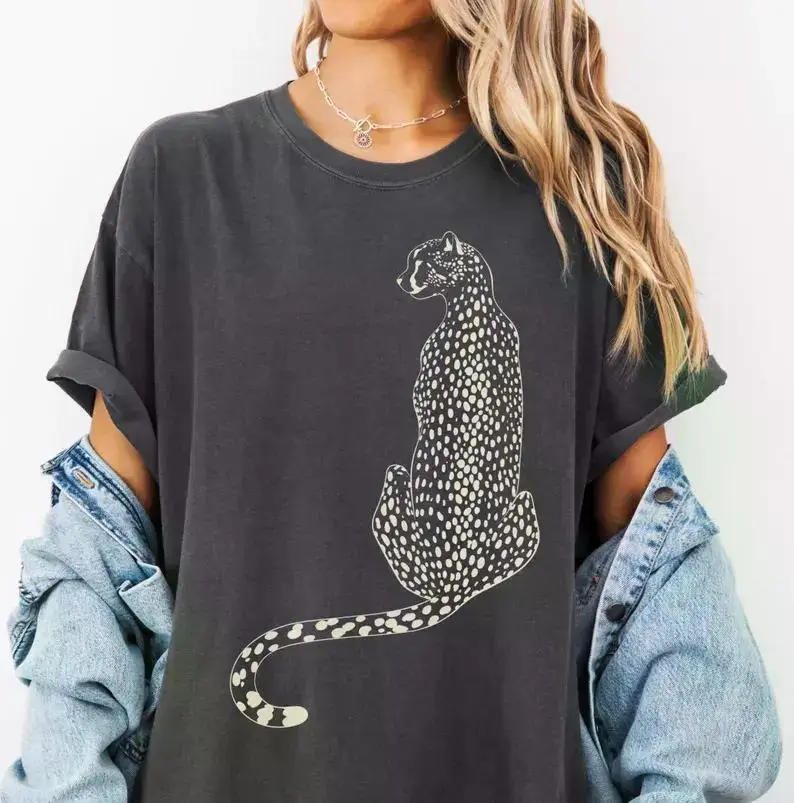 Vintage Spotted Cheetah T-Shirt, Minimalist Big Cat Graphic Tee for Women, Retro Wildlife Shirt, Casual Safari Style, Animal Lover Top