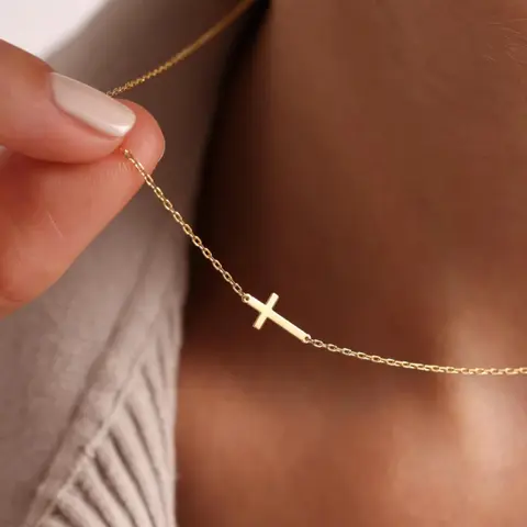 The fashionable and elegant cross pendant collarbone chain is suitable for daily wear, vacation and dating occasions, and is also a surprising and exquisite small gift cross necklaces Stylish Everyday Jewelry