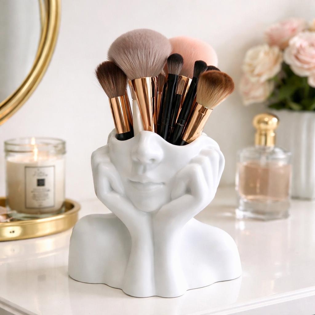 A Cute Makeup Brush Storage Box Shaped Like a Human Face • Featuring a Minimalist White Design That Captures The Relaxed Vibe of a Resting Face • This Artistic Piece for Your Desk Combines Practicality with Aesthetic Appeal