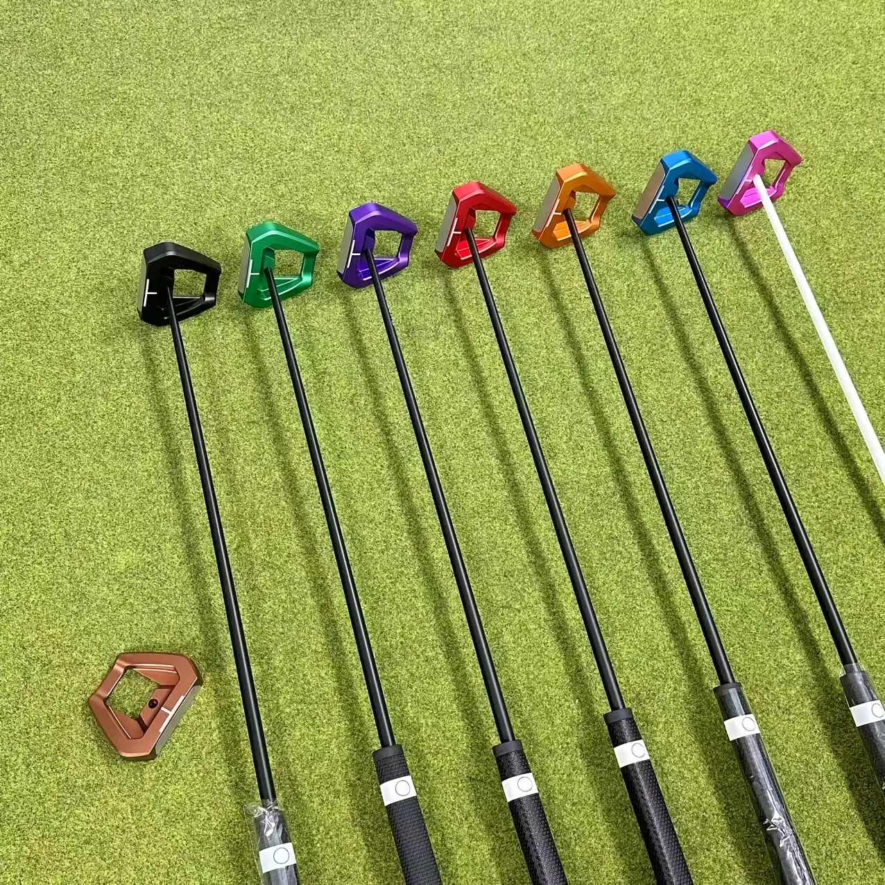 1pc Golf Putter, Right-Handed Precision Putter, 0 Torque, Balanced Clubface, Stable Ball Striking, Available in Multiple Colors And Sizes, Comes with a Head Cover, 2026 New Model