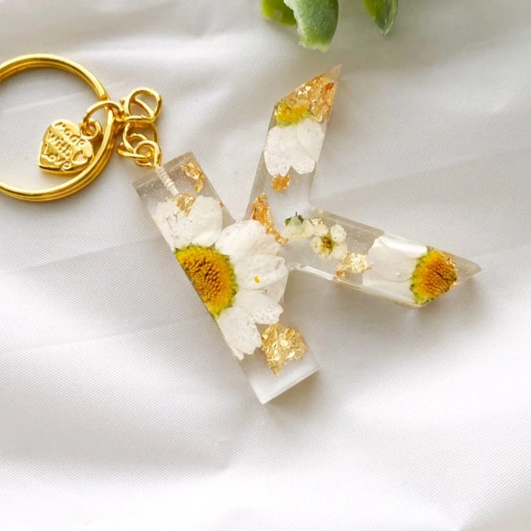 Letter keychain/flower keychain resin keychain Letter keychain/flower keychain resin keychain