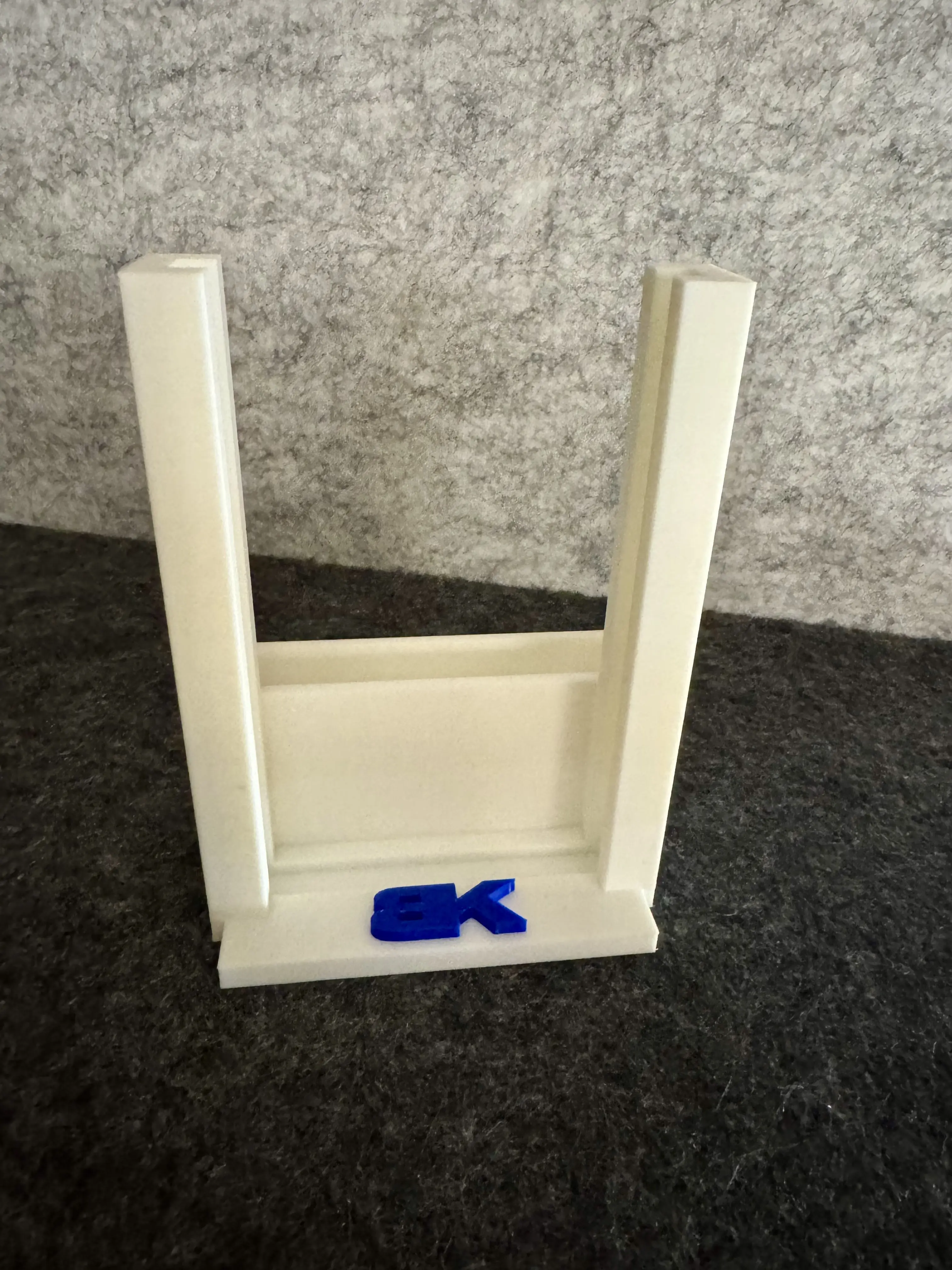 White Plastic Stand with Blue Logo x4 - Ideal for Displaying Items - Durable and Stable Design