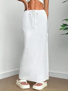A women's fashionable white drawstring elastic waist slit loose half length skirt, suitable for commuting to work, shopping and outdoor activities, indoor and outdoor wear