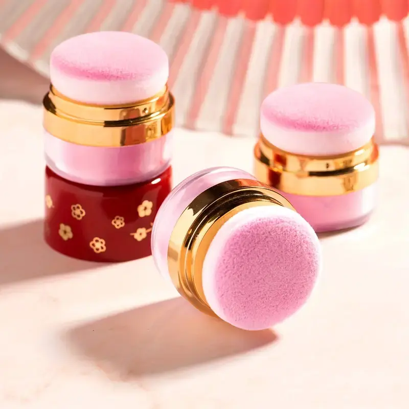 This 3-color blush set contains pearl powder and rose oil. The powder is fine, the powder comes out evenly, the makeup effect is light, it is easy to touch up, suitable for all skin tones, and meets different makeup needs Brightening Cosmetic