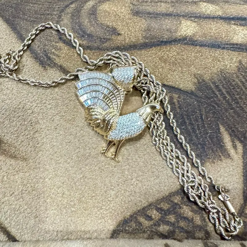 Gallo en Chapa de Oro con Incrustaciones de Cristal Elegante Collar