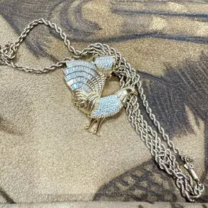 Gallo en Chapa de Oro con Incrustaciones de Cristal Elegante Collar