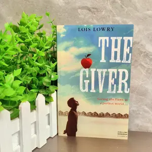 Giver English Edition Memory Transmitter the Giver Lois Lowry Newbery Award Science Fiction Novel, Must-Read Sci-Fi Book