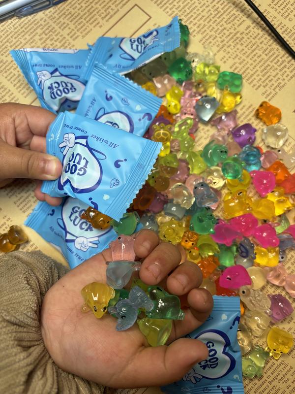 50pcs Mini Random Color Resin Animal Ornaments Luminous Night Glow Cute Decorations for Office Home Desk Collectible Figurines