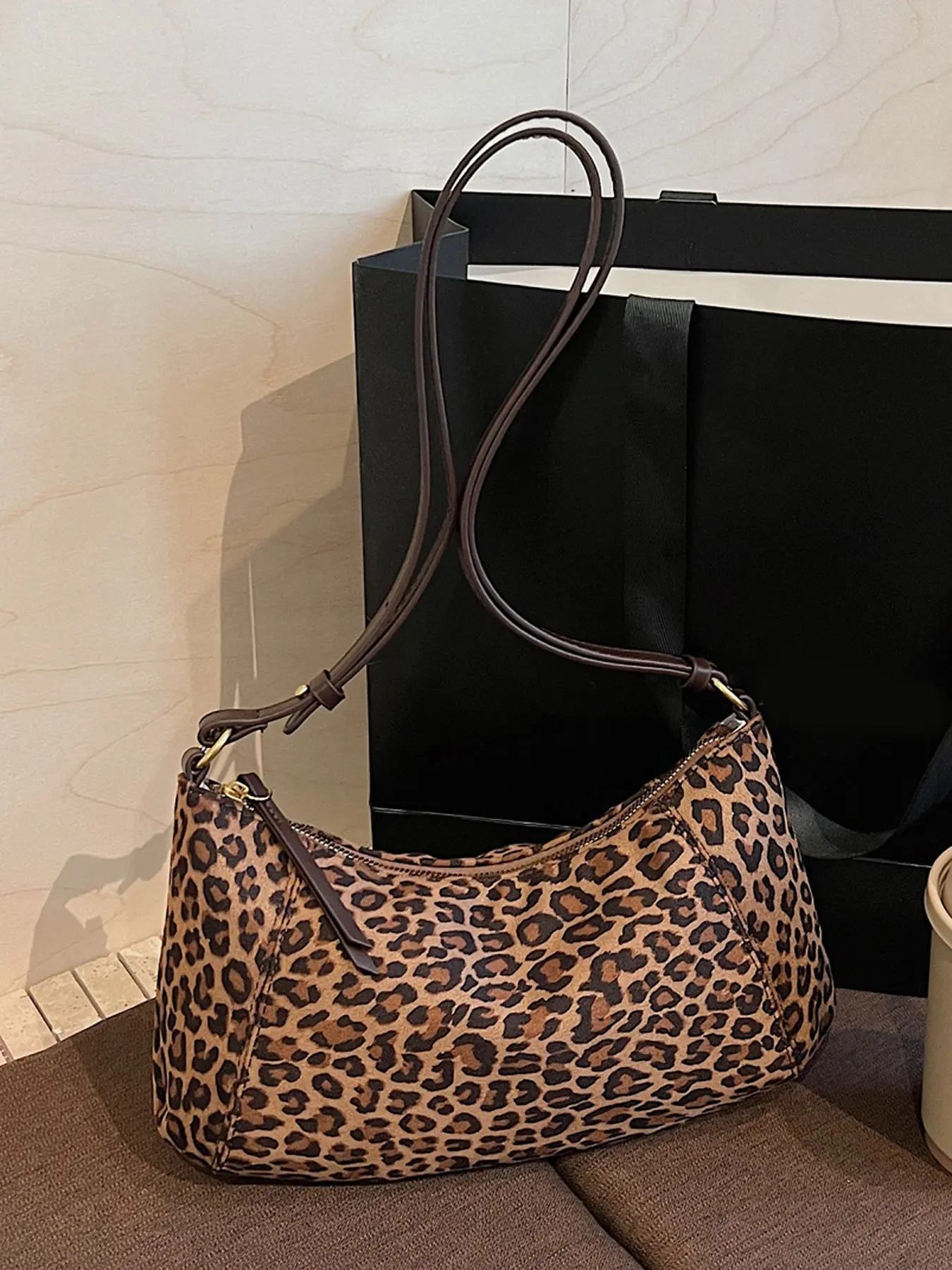 Fashionable and versatile shoulder bag, simple and casual solid color retro crossbody bag, large capacity and niche design crescent bag, suitable for attending gatherings, shopping, work, daily outings, Boho Style Crossbody
