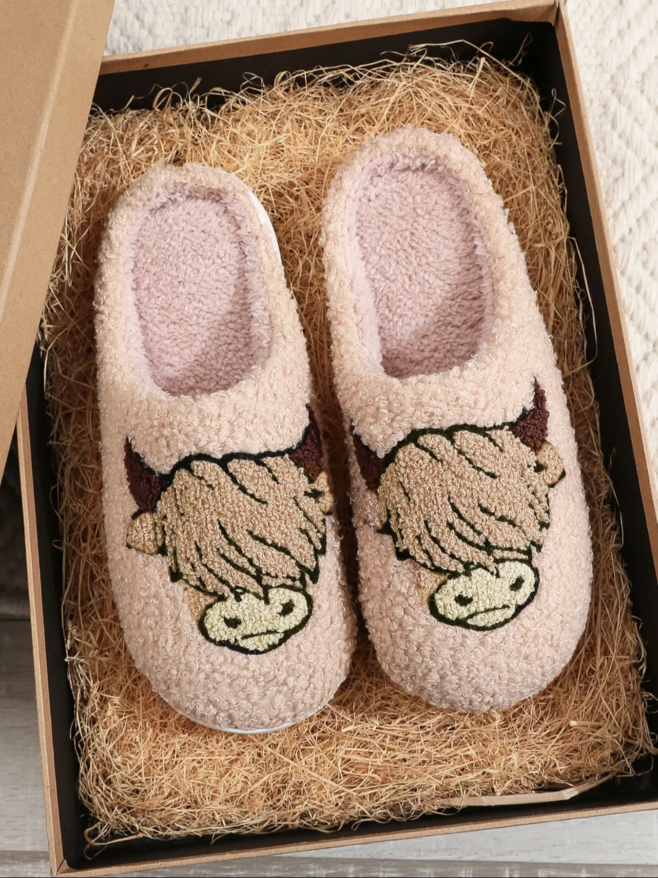 Soft Plush Highland Cow Slippers, Cute Embroidered Animal Design, Indoor Outdoor Warm Non-Slip Shoes, Fall Winter Gift for Cow Lovers, Casual Home Slippers, Warm House Slippers