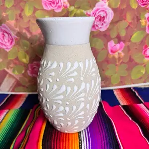 Vase Relieve Boliche Color Blanco Arena 9 in - Decorative Vase with White Relief Design, 9 inches in Height, Ideal for Home Decor