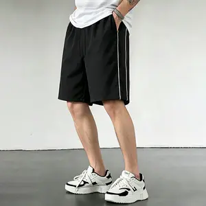 Loose, versatile shorts with side pockets, a waist belt design, striped color-block panels—ideal for outdoor leisure travel, everyday wear, and fitness activities.