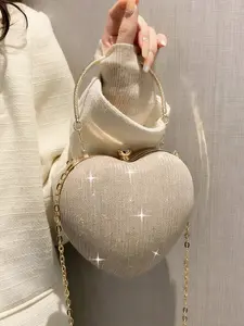 Fashion simple  modeling dinner bag, minority personality design heart-shaped clutch bag, sweet and casual wild banquet bag, personality fashion trend， suitable for participating in activities, shopping and dating afternoon tea.