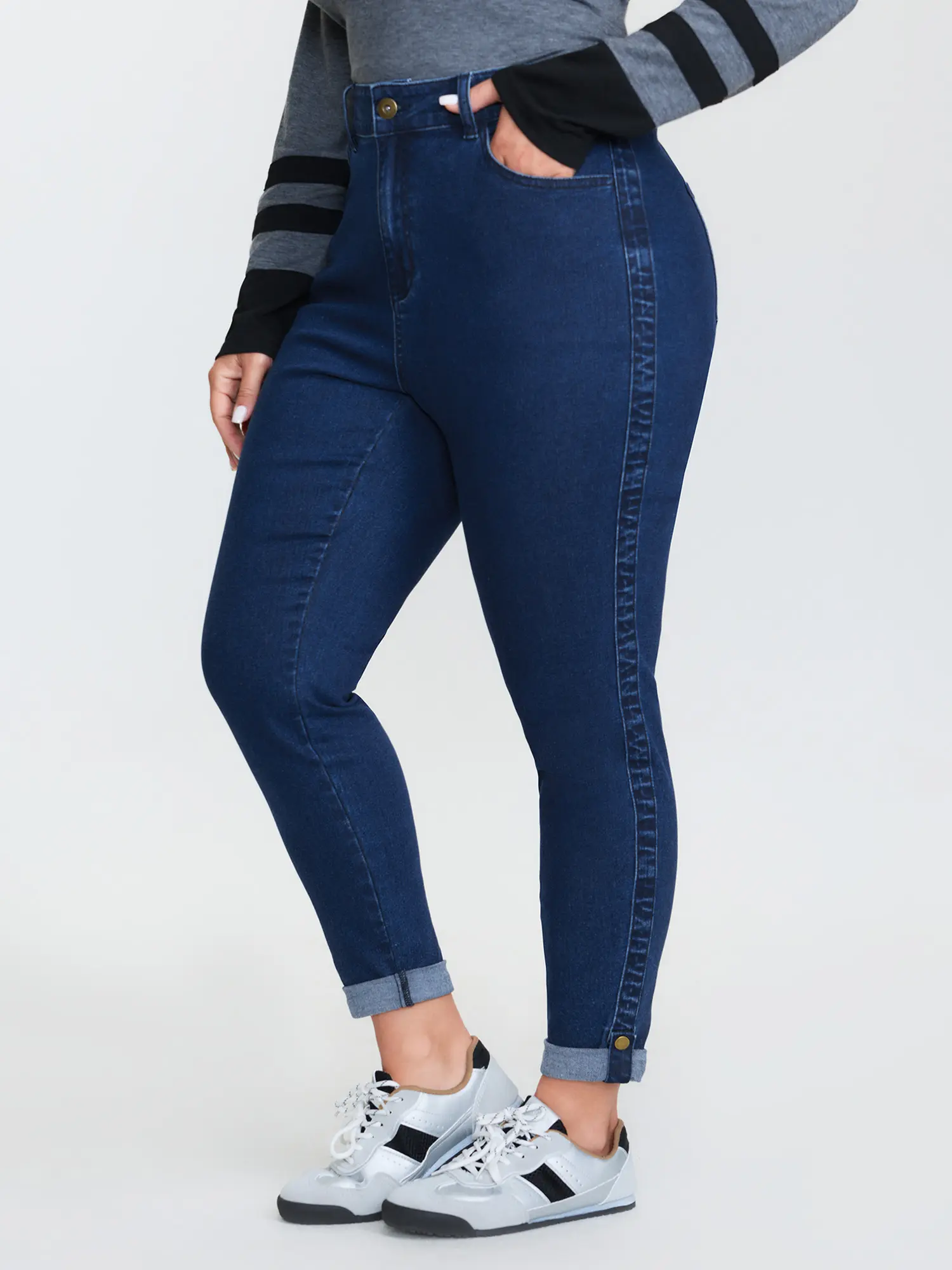 BloomChic Women's Booty Lifting Jeans, Mid-Rise Curve-Hugging Garment in Supersoft Stretch Cotton Fabric with Slanted Pocket, Spandex, Bottom, Stretch Jeans