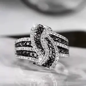 [Silvery Plated Ring] A Luxurious Silvery Plated Engagement Ring Inlaid with Princess's Shining Synthetic Cubic Zirconiaia, Elegant Wedding Ring with Y Details, Suitable for Parties, Valentine's Day and Various Occasions, Suitable for Both Men and Women.
