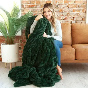 Hugs Pine Blanket - Soft Textured Design in Green, Ideal for Cuddling and Comfort