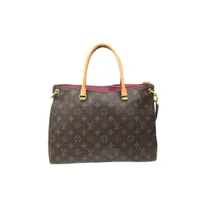 Pre-owned Louis Vuitton CANVAS Clutches & Wristlets Pallas Clutch with Monogram Pattern Material & Adjustable Strap for Stylish & Functional Use Zipper Closure Secure Storage Durable Material Comfortable Carry Versatile Accessory