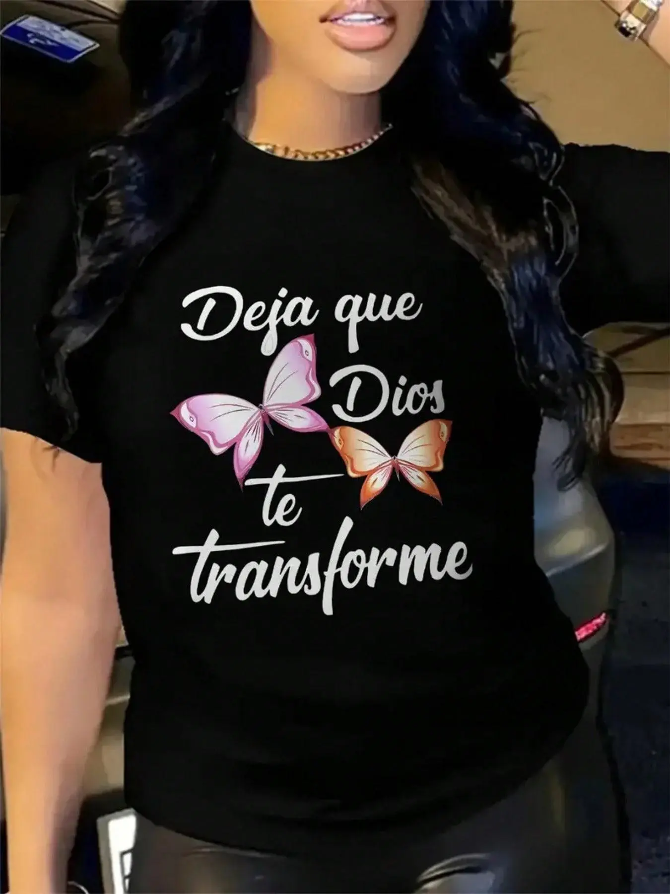 Butterfly Print Short Sleeve Shirt, Soft Stretch Fabric, Round Neck Casual Church Clothing,  Suitable For Spanish Learners And Bible Study Clothing, Elegant Sports Style, With Spanish Phrase "DEJAME QUIÉ DIOS To TRANSFORME" And Butterfly Design,