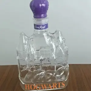 Luxury Whiskey Decanter, Unique Castle Design, Perfect for Home Bar, Exquisite Whiskey Bottle, Elegant Display, Ideal for Gifts, Home Bar Accessories