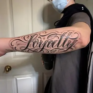 Set of 6 large temporary tattoos men,fake tattoos,including 1 floral lettering element and 5 random designs; lasts 7–15 days, waterproof and resistant to friction, realistic effect; suitable for those who don’t want tattoos but are sensitive to pain.