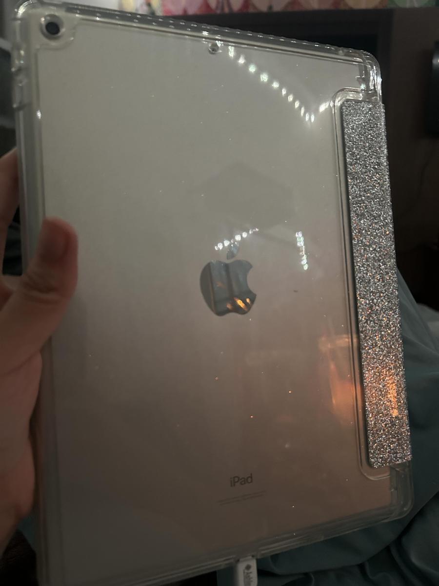 Item: Silver, iPad 9th/8th/7th Gen 10.2"