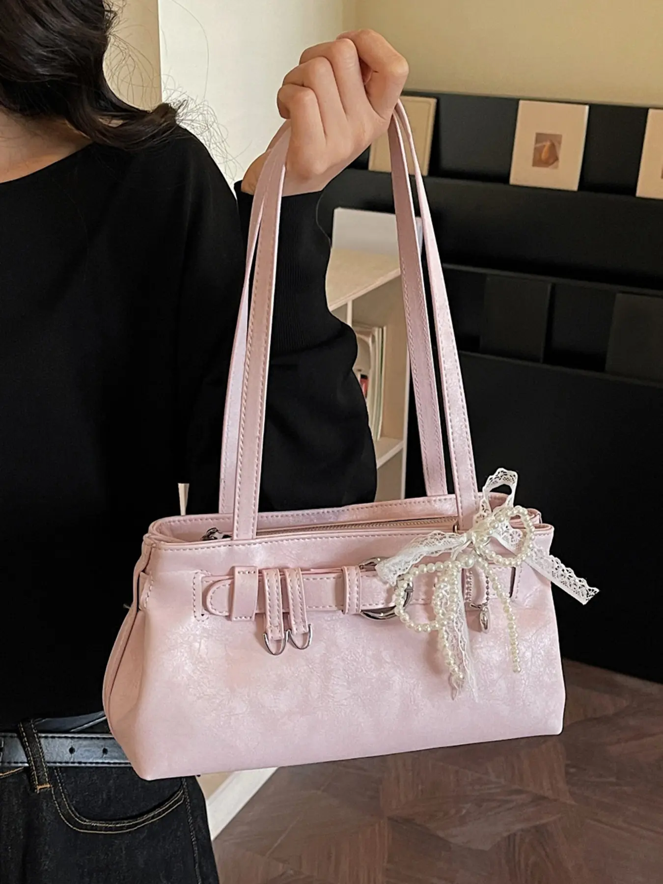 Gentle, sweet and cute style with a light luxury texture under the arm bag, decorated with lace and pearl bow, elegant atmosphere, fashionable and personalized shoulder bag, Fashion Bags, can accommodate mobile phones and lipstick
